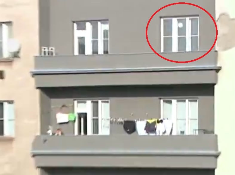 Απίθανο σκηνικό στη Τσεχία: Τερματοφύλακας έστειλε την μπάλα σε… μπαλκόνι σπιτιού (video)