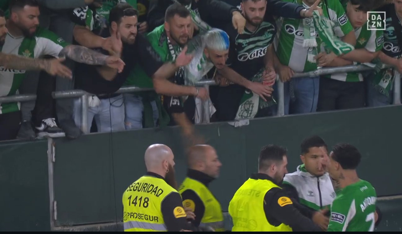 Χαμός με Άντονι και οπαδούς της Μπέτις: Τα είπαν σε έντονο ύφος μετά τη λήξη του αγώνα με τη Σεβίλλη