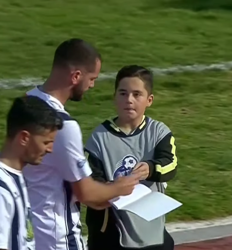 Τρομερή στιγμή: Ένα ball boy εισέβαλλε στο γήπεδο του Αστέρα και πήρε αυτόγραφα από τους παίκτες του Ηρακλή (video)