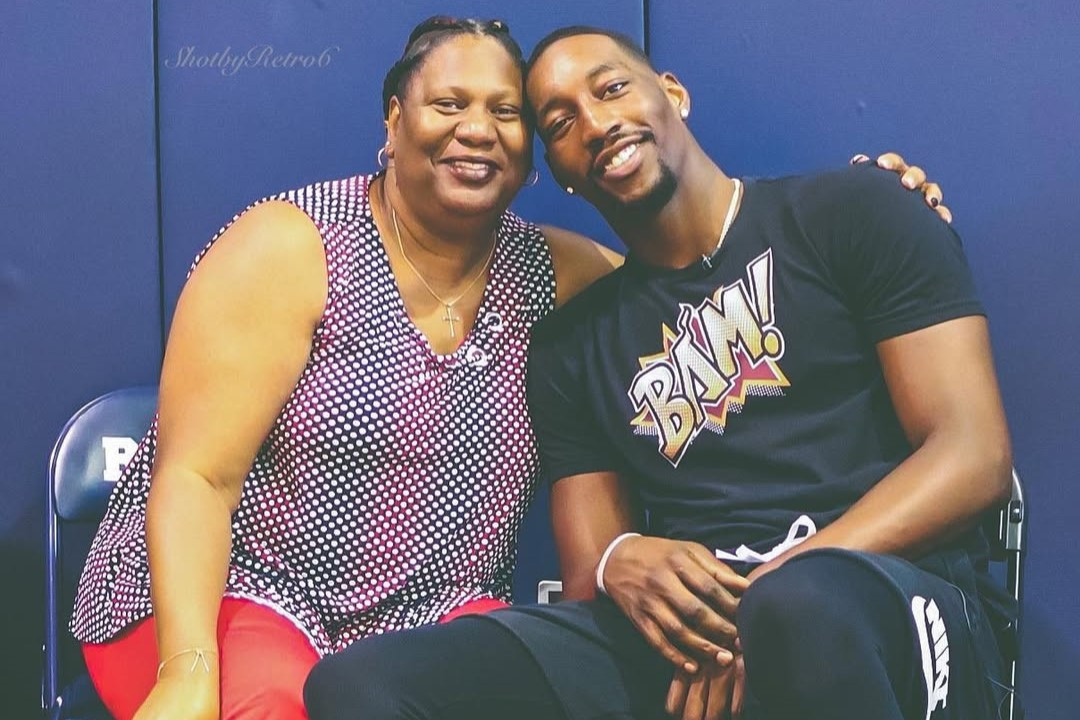 Μπαμ Αντεμπάγιο: Μεγάλωσε σε τροχόσπιτο ως... «Φλίνστοουν» και ζει για την μητέρα του