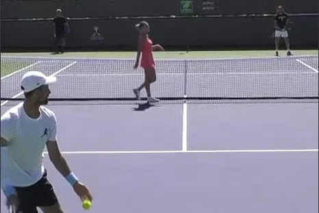 Η Σαμπαλένκα… διέκοψε με «catwalk» την προπόνηση του Τζόκοβιτς (video)