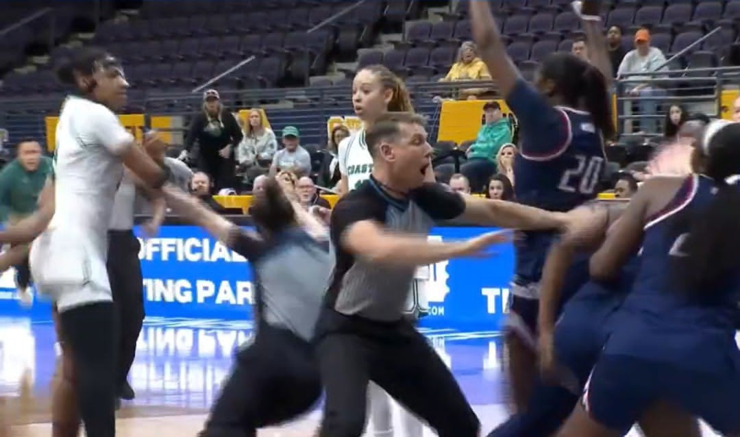 Απίστευτο ξύλο σε αγώνα μπάσκετ γυναικών - Η διαιτητής έχασε τις αισθήσεις της (video)