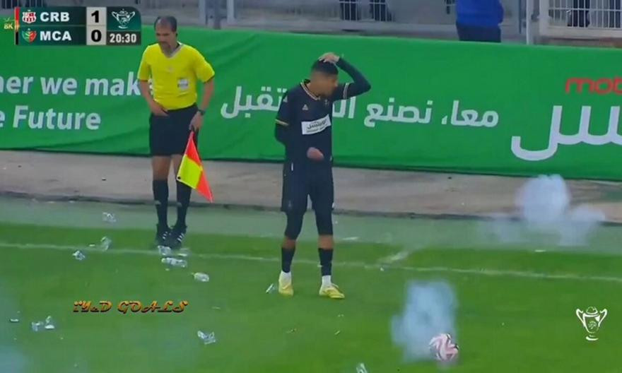 Xαμός στην Αλγερία - Ποδοσφαιριστής δέχτηκε μπουκάλια και δυναμιτάκια την ώρα που εκτελούσε φάουλ (video)