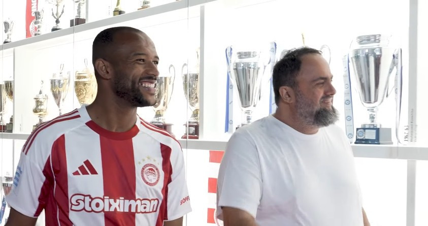 To video της ΠΑΕ Ολυμπιακός για την ανανέωση Ελ Κααμπί - Η ξενάγηση από τον Μαρινάκη στο μουσείο της ομάδας