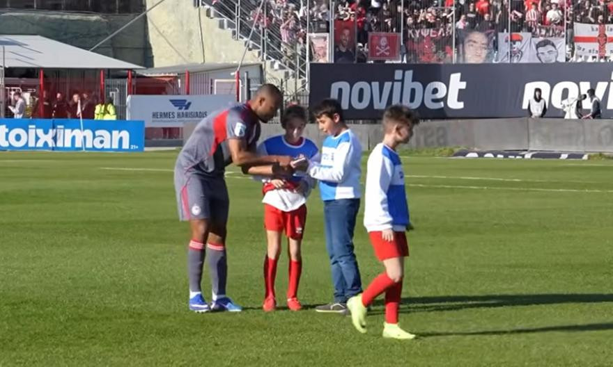 Τα αυτόγραφα του Ελ Κααμπί στα μικρά παιδιά και η αποθέωση στο τέλος - Η παρακάμερα του Ολυμπιακού απ' τις Σέρρες