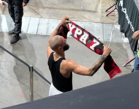 «Τρελαμένος» ο Φουρνιέ - Πανηγύρισε με κασκόλ του Ολυμπιακού μετά τη νίκη επί της Παρί (video)