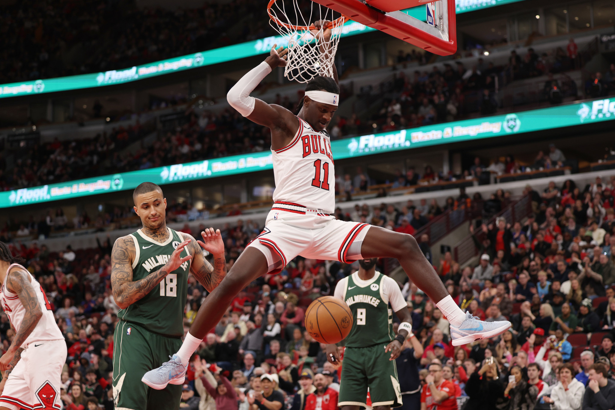 Οι Μπουλς νίκησαν για πρώτη φορά μετά τον Ιανουάριο και έβγαλαν εκτός θέσεων Play-In τους Μπακς