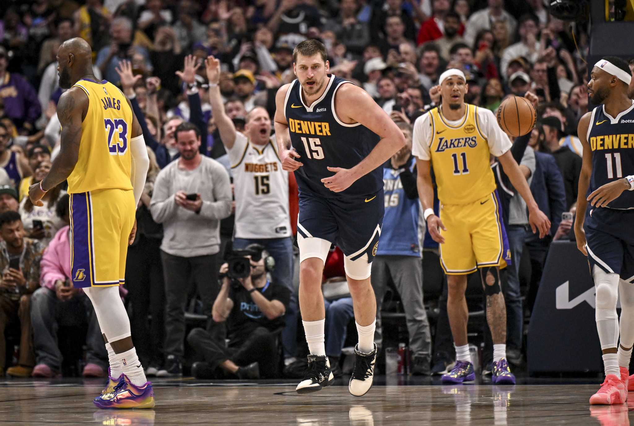 «Ραψωδία» του Γιόκιτς κόντρα στους Λέικερς, οι Σπερς υποχρέωσαν τους Πίστονς σε δεύτερη συνεχόμενη ήττα