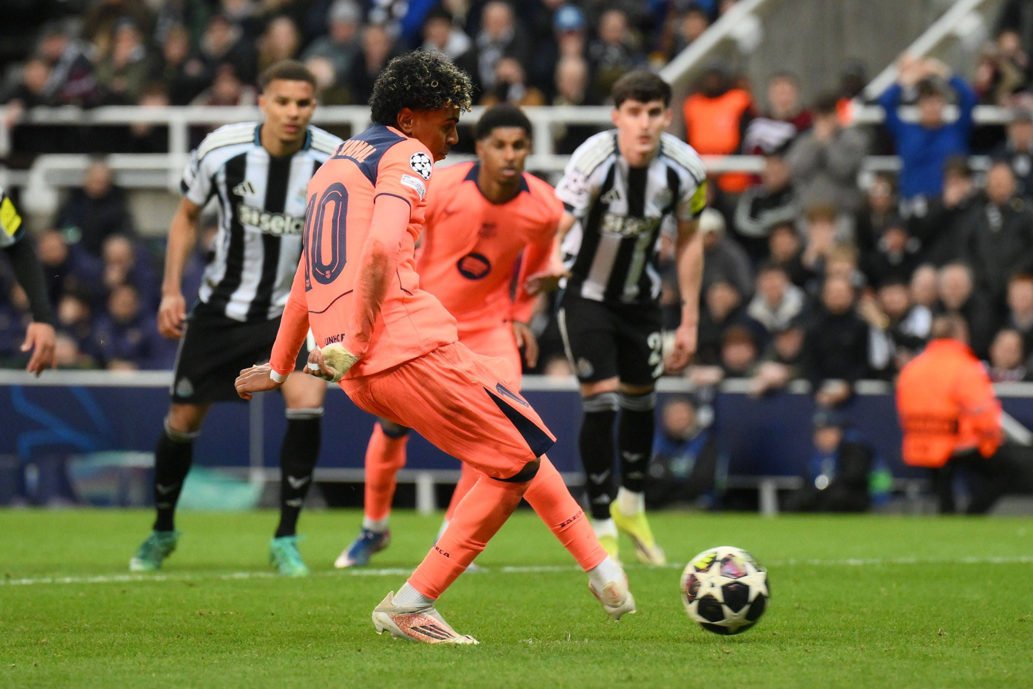 Με πέναλτι - buzzer beater του Γιαμάλ η Μπαρτσελόνα απέφυγε τη γκέλα με τη Νιουκάστλ (videos)