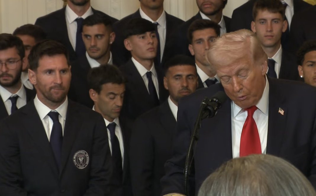 Ο Τραμπ μιλούσε για τους βομβαρδισμούς στο Ιράν και ο Μέσι τον χειροκροτούσε (video)