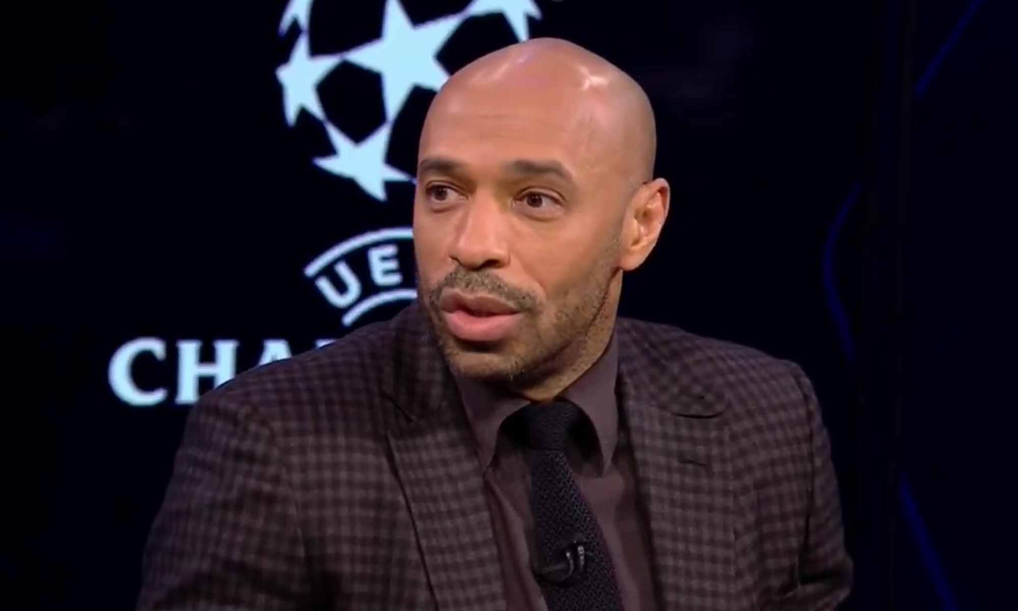 Επική ατάκα από Ανρί για τη φανέλα της Ρεάλ: «Αν τη φορέσω ίσως να με βοηθήσει να ξαναβγάλω μαλλιά»