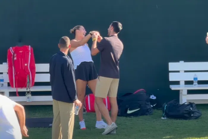 Ο Τζόκοβιτς τσέκαρε το μονόπετρο της Σαμπαλένκα και η αντίδρασή του ήταν απίθανη (video)