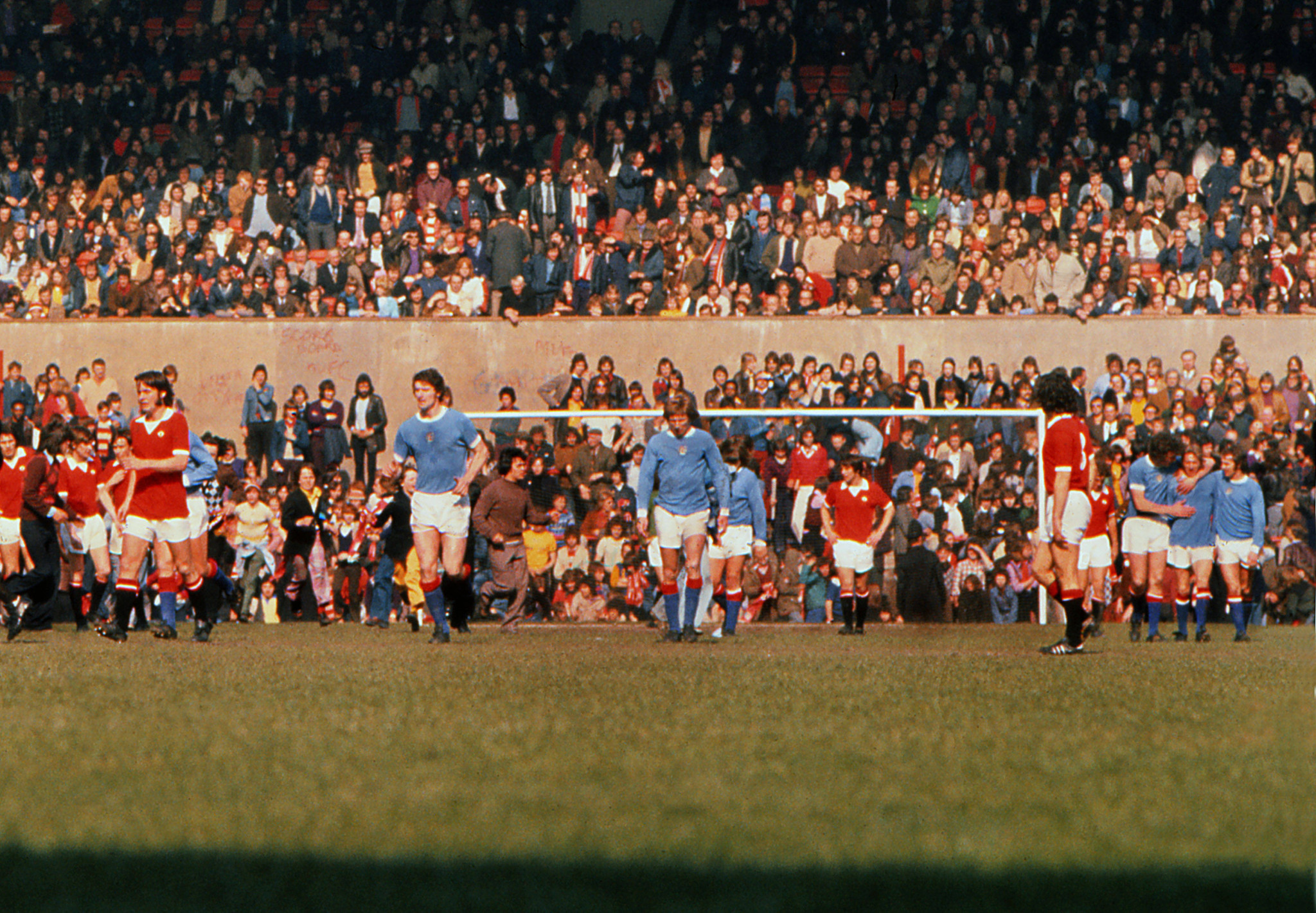 Υποβιβασμός από τον αιώνιο αντίπαλο: Όταν η Σίτι «έριξε» τη Γιουνάιτεντ και η Μπαρτσελόνα «κέρασε» την Εσπανιόλ!