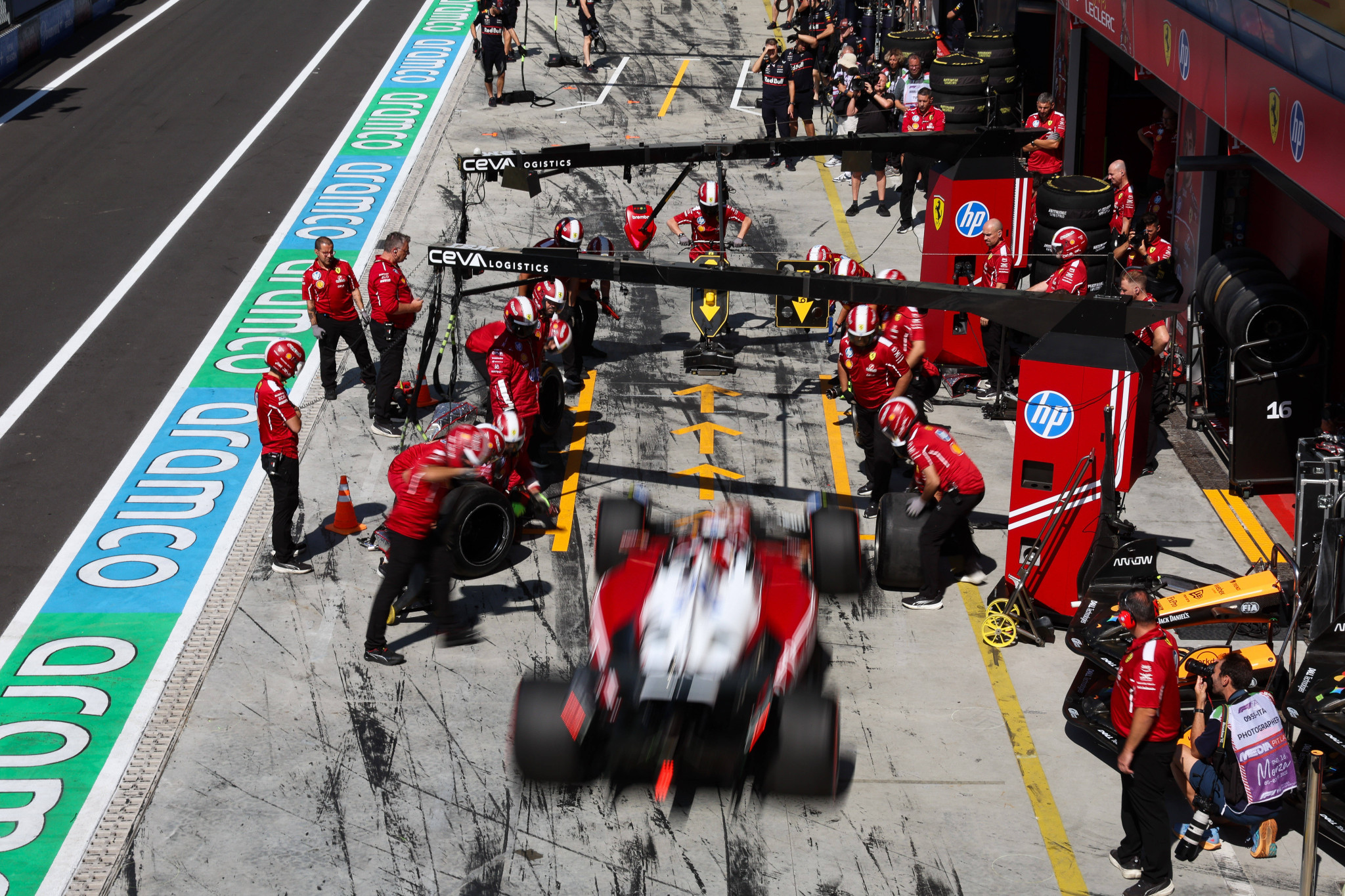 Δύο γιατροί παρακολουθώντας pit stop της Formula 1 βρήκαν τον τρόπο να σώσουν χιλιάδες μωρά