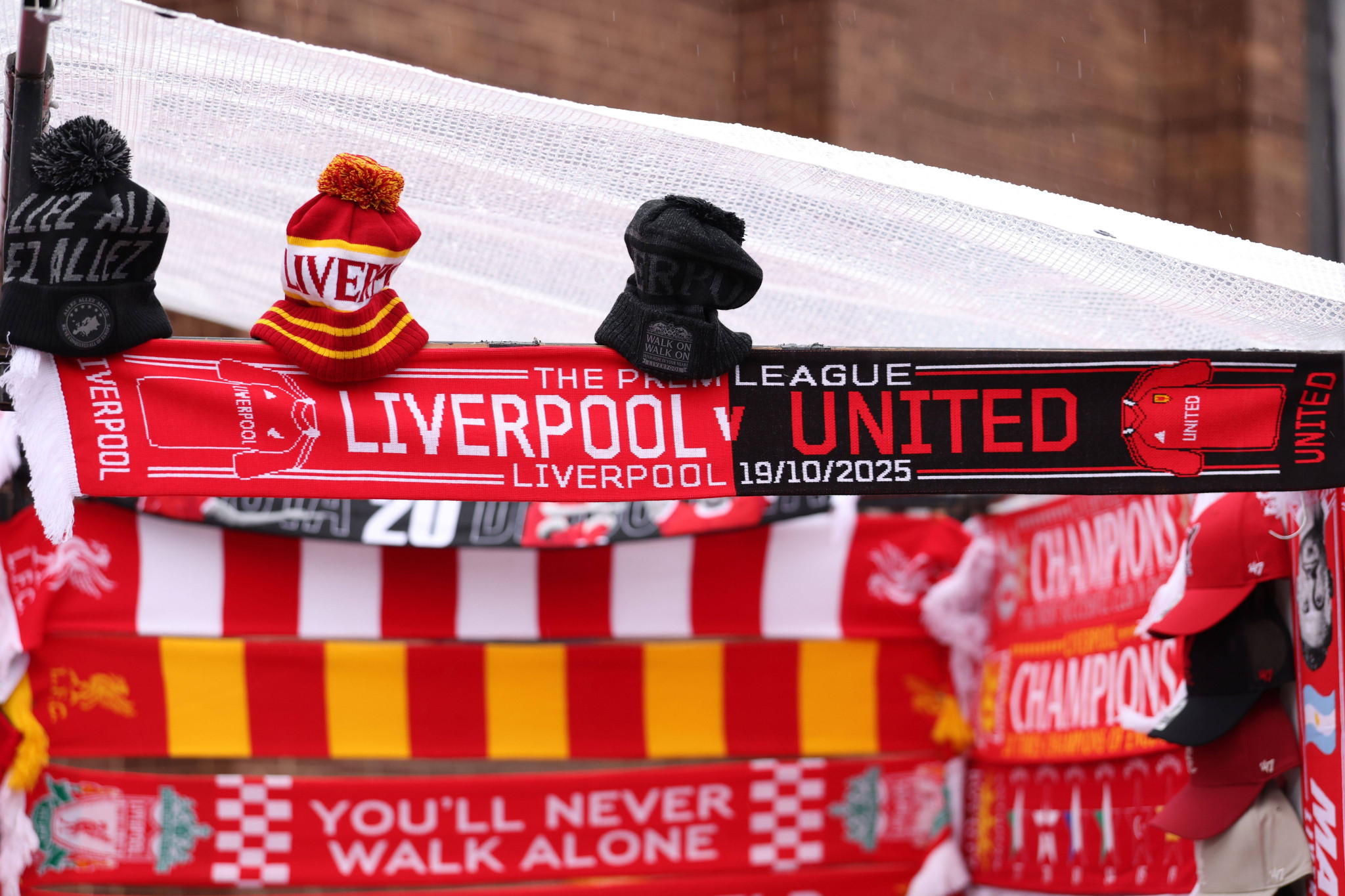 Η συμμαχία δύο αντιπάλων: Λίβερπουλ και Γιουνάιτεντ κόντρα στο «Χ» του Έλον Μασκ