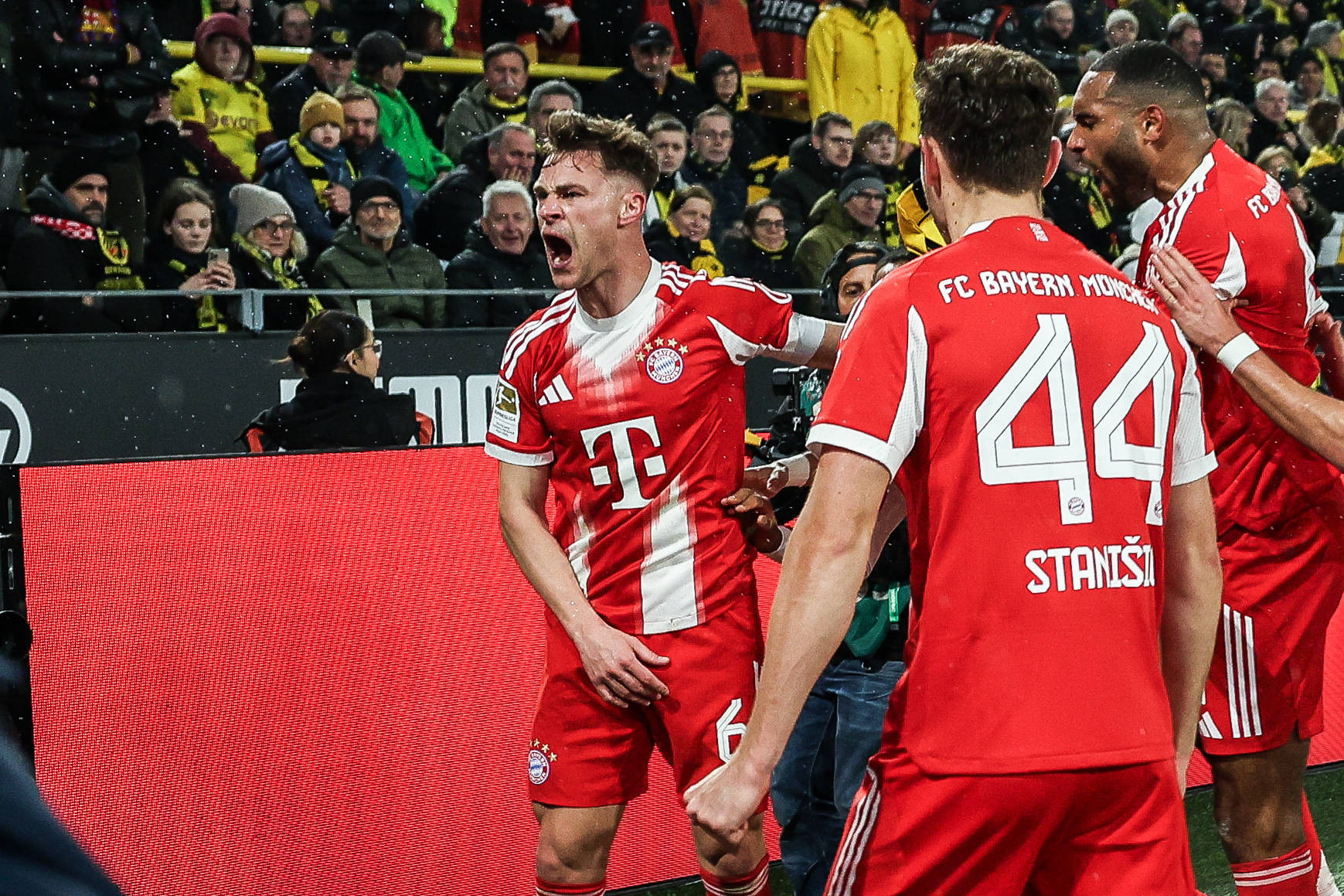 Με μυθική γκολάρα του Κίμιχ η Μπάγερν πήρε το «klassiker» και αγκάλιασε τη «σαλατιέρα»