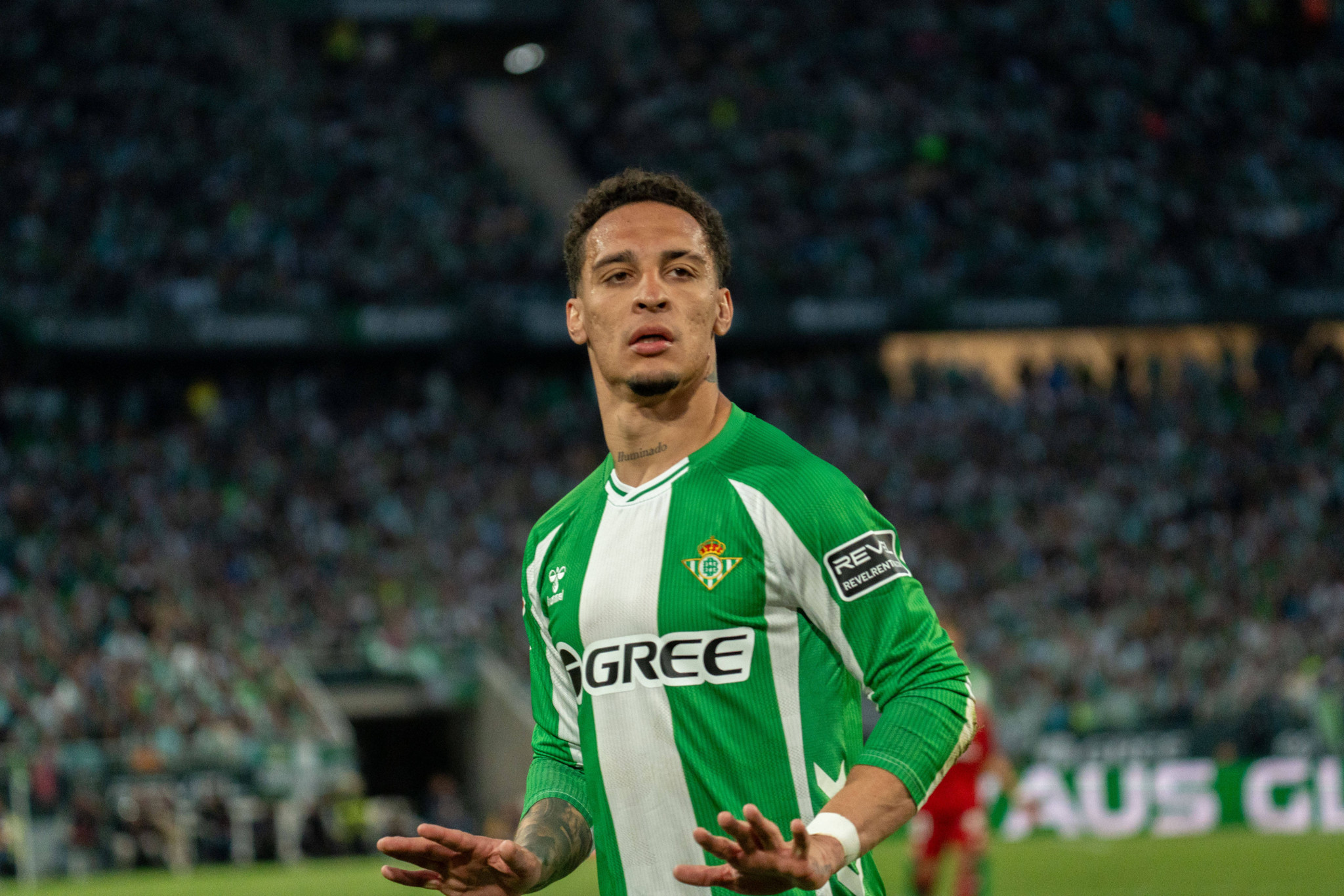 Ο Άντονι εξήγησε τον λόγο που αρπάχτηκε με οπαδούς της Μπέτις - «Έπαιζα με πυρετό και πόνο»