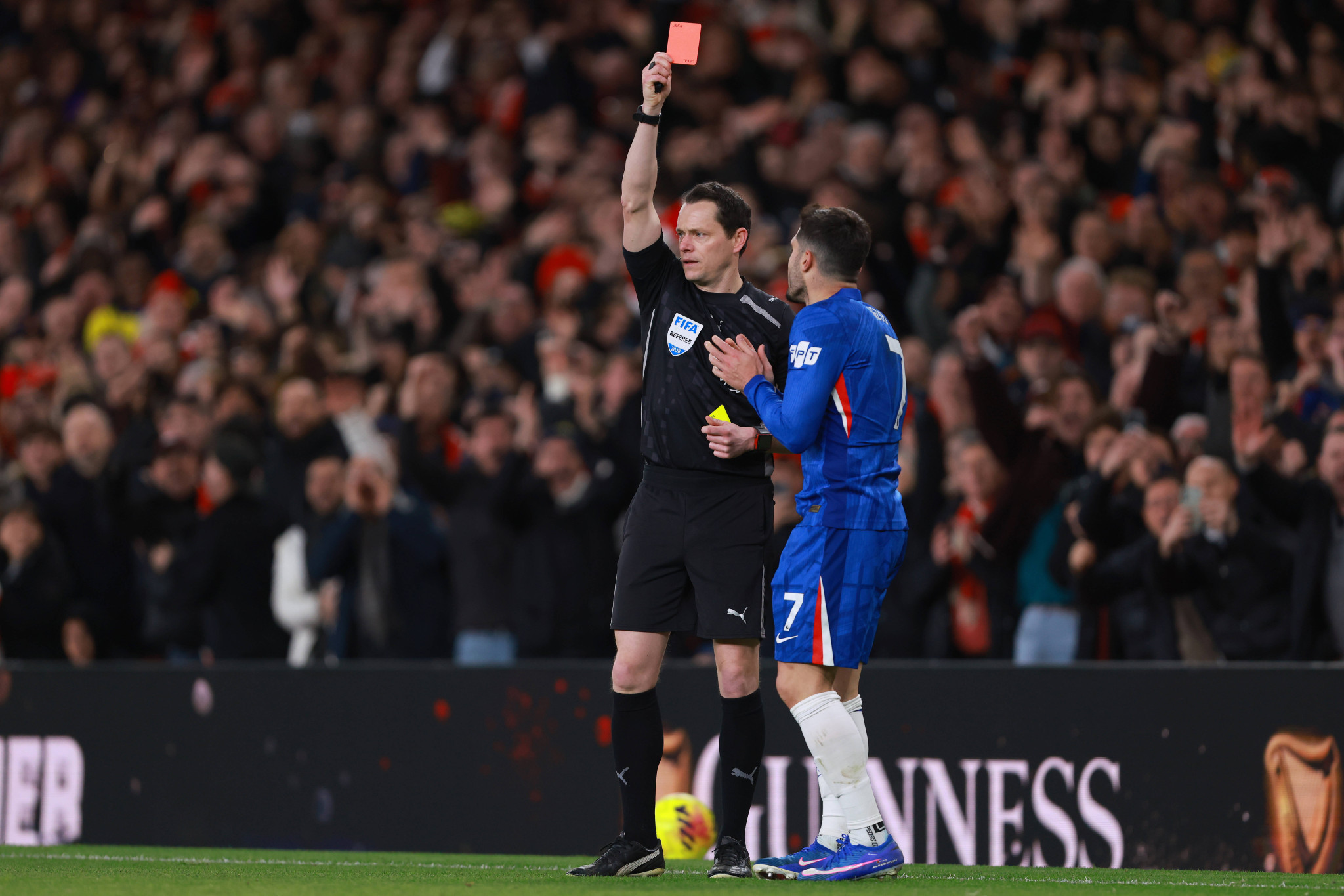 Γράφει ιστορία για τους λάθος λόγους η Τσέλσι: Έφτασε τις εννέα κόκκινες στην Premier και ετοιμάζεται για ρεκόρ