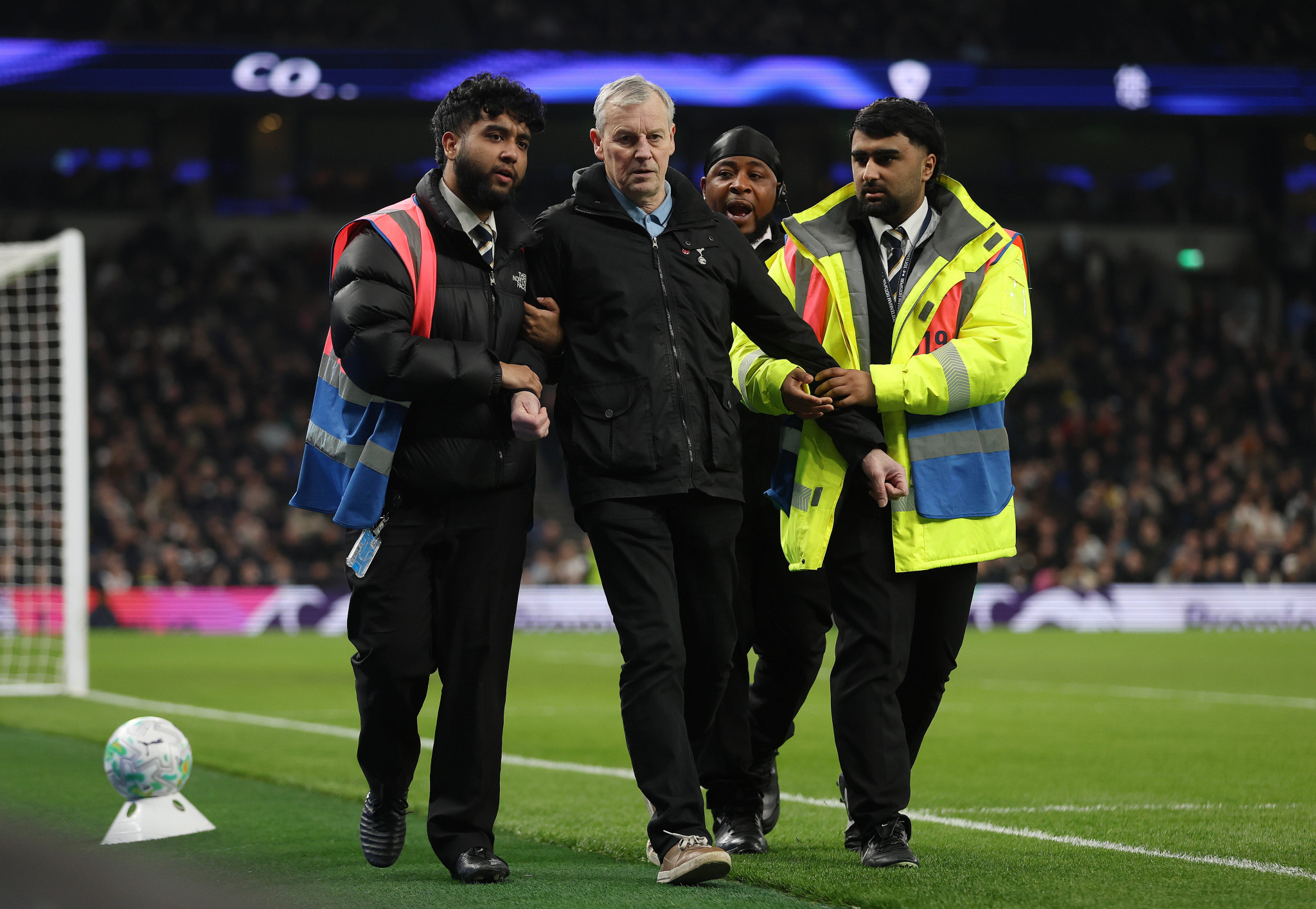 Οπαδός της Τότεναμ μπούκαρε στο γήπεδο - Απογοητευμένοι φίλαθλοι αποχώρησαν πριν το ημίχρονο με την Κρίσταλ Πάλας (video)