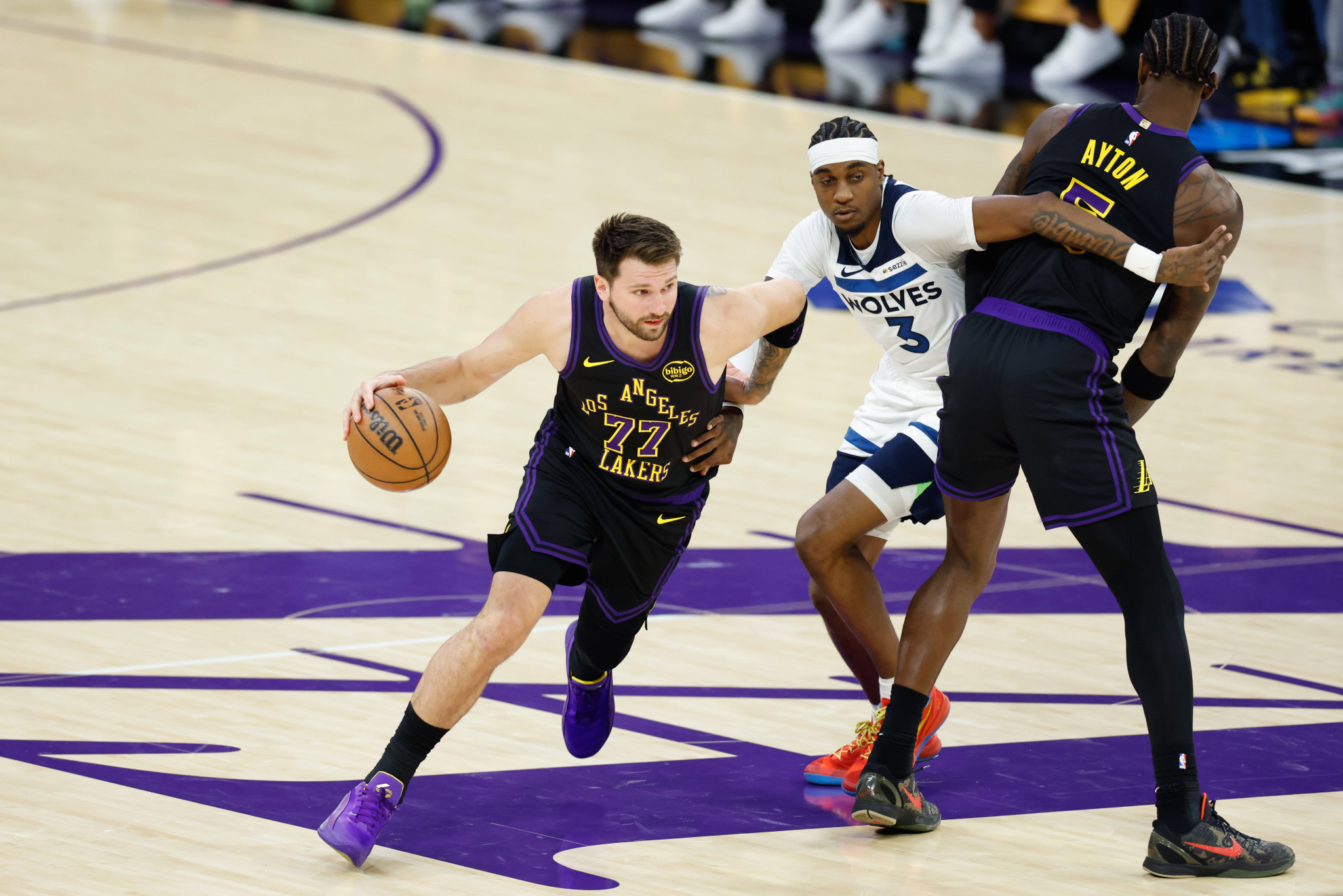 Με σπουδαίο Ντόντσιτς οι Λέικερς, ο Γουεμπανιαμά οδήγησε τους Σπερς