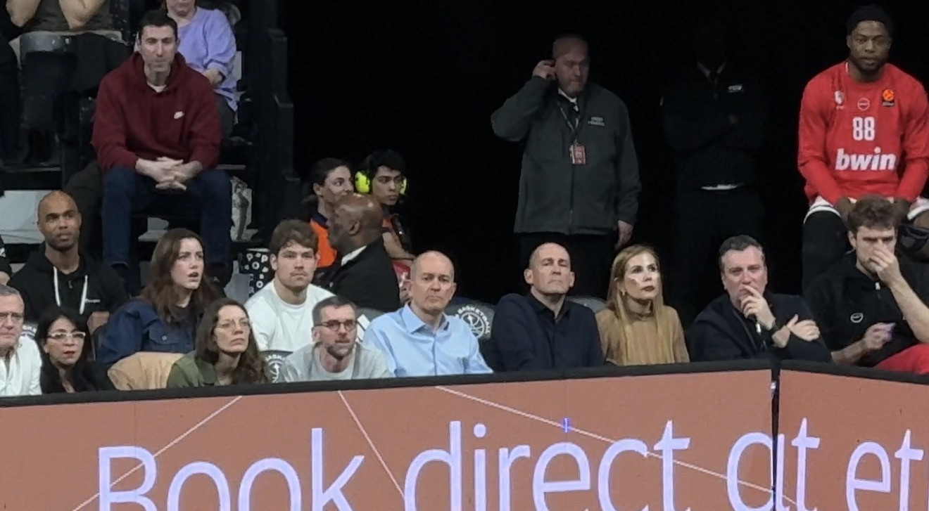 Παρόντες στην Adidas Arena: Στο πλευρό του Ολυμπιακού οι αδελφοί Αγγελόπουλοι