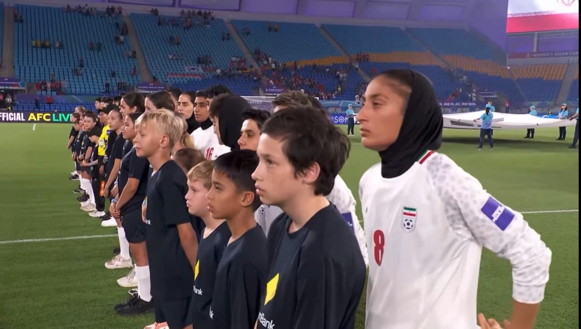 Η ομάδα του Ιράν στο ποδόσφαιρο γυναικών δεν τραγουδησε τον εθνικό ύμνο (video)