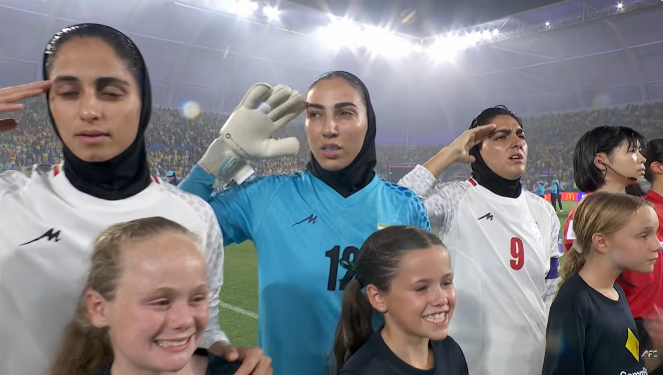 «Γυναίκες όμηροι του καθεστώτος»: Οι παίκτριες του Ιράν πήγαν από τη σιωπή στον στρατιωτικό χαιρετισμό
