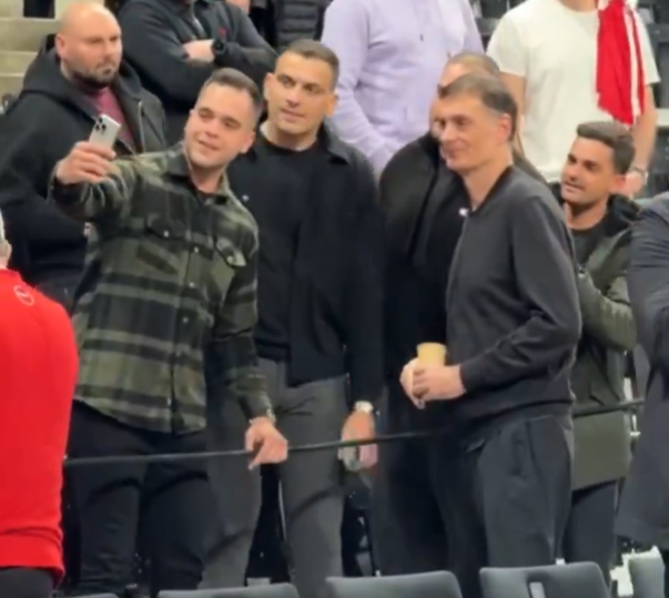 O Γιώργος Μπαρτζώκας φωτογραφήθηκε με φίλους του Ολυμπιακού πριν τον αγώνα με την Παρί (video)