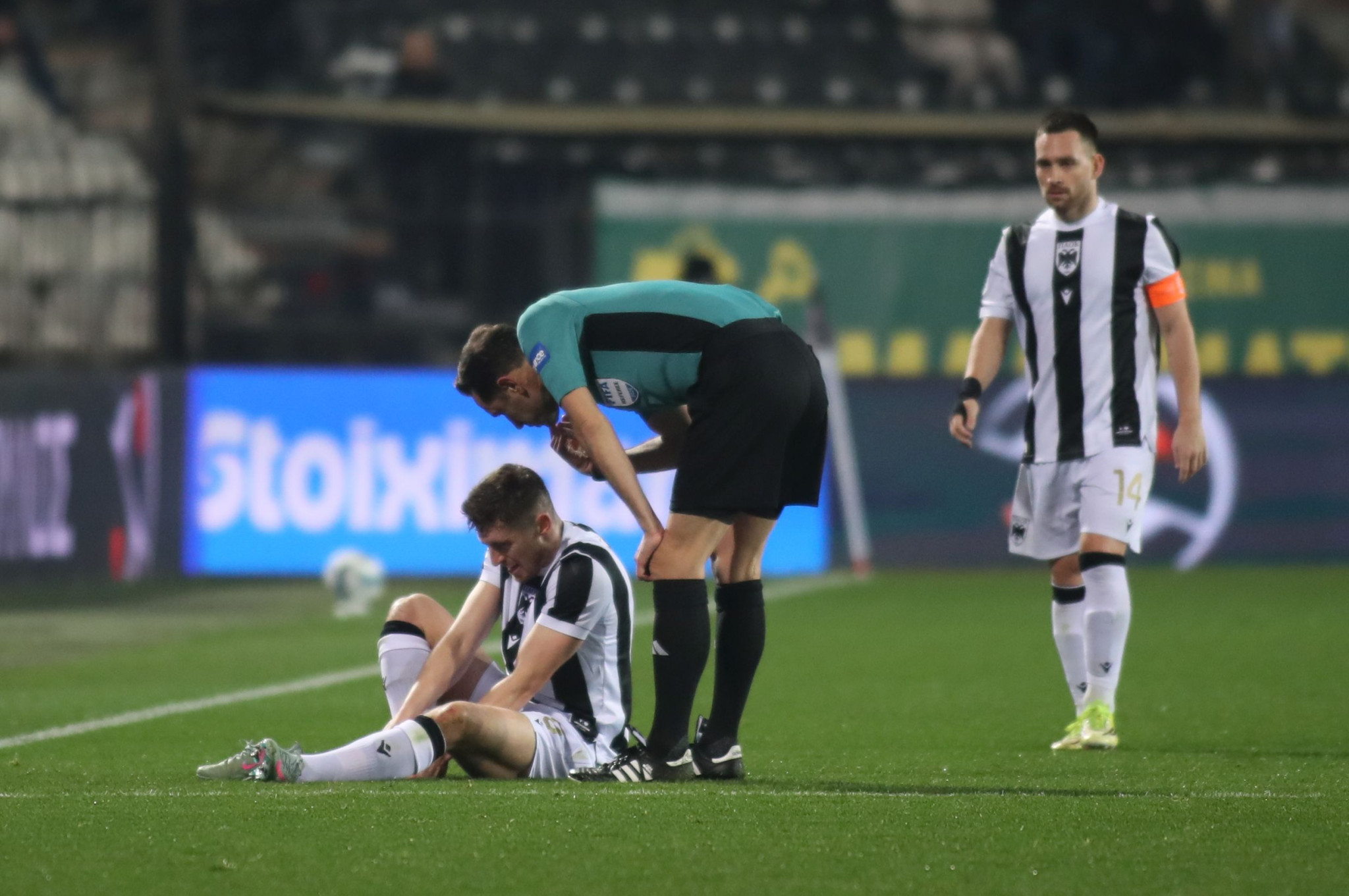 «Συναγερμός» με Κένι στον ΠΑΟΚ - Αποχώρησε υποβασταζόμενος ο Άγγλος μπακ