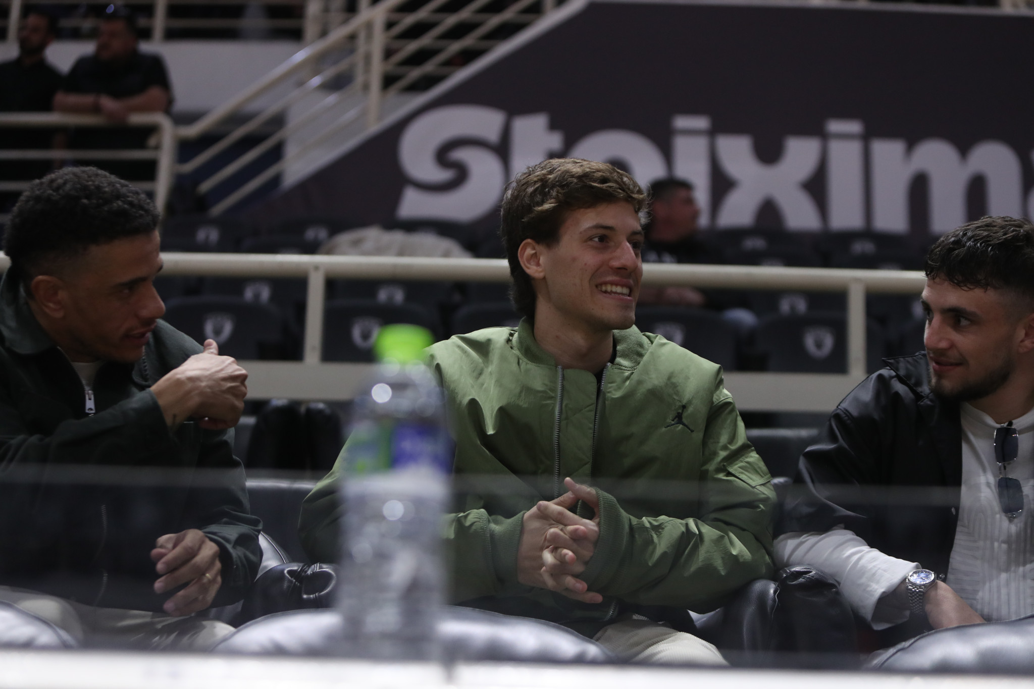 Στιλ... Jordan από τον Κωνσταντέλια - Πόσο κοστίζει το μπουφάν που φόρεσε στο «Παλατάκι»