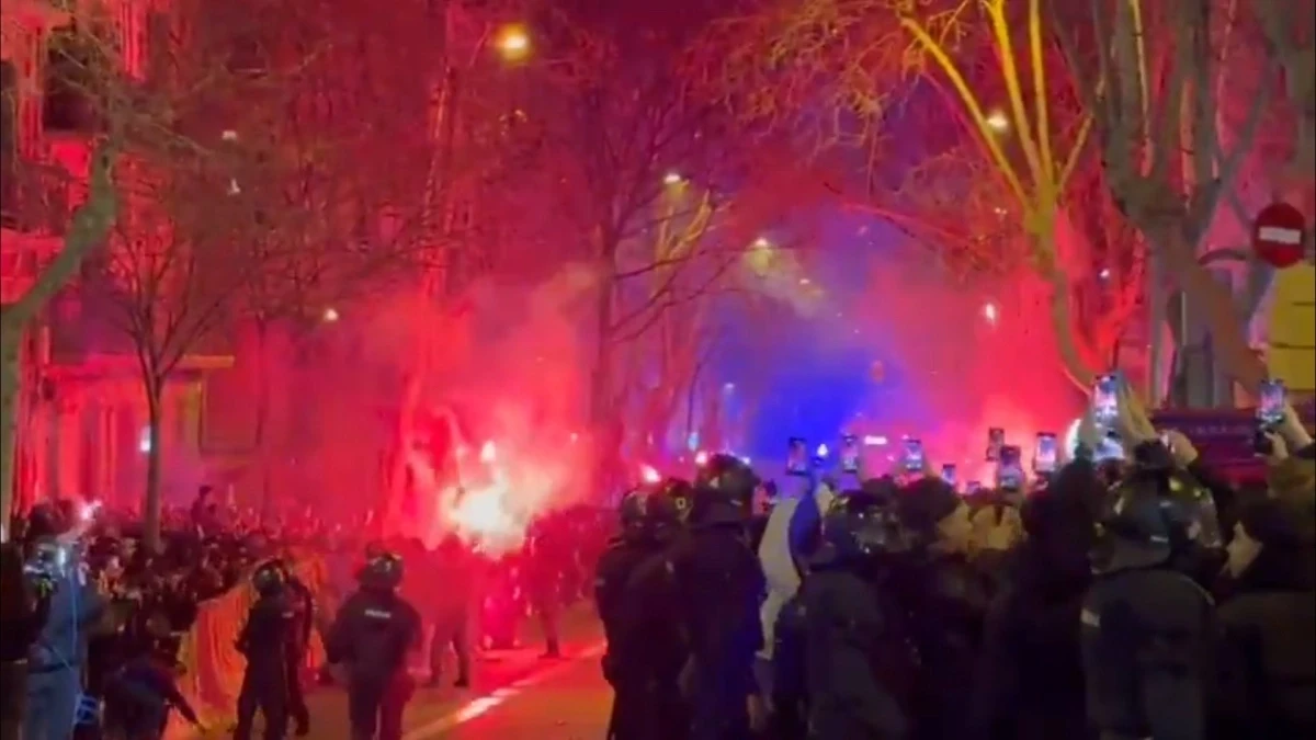 Ένταση στο Καμπ Νου: Οπαδοί της Μπαρτσελόνα έσπασαν το παράθυρο του πούλμαν της Ατλέτικο Μαδρίτης (video)