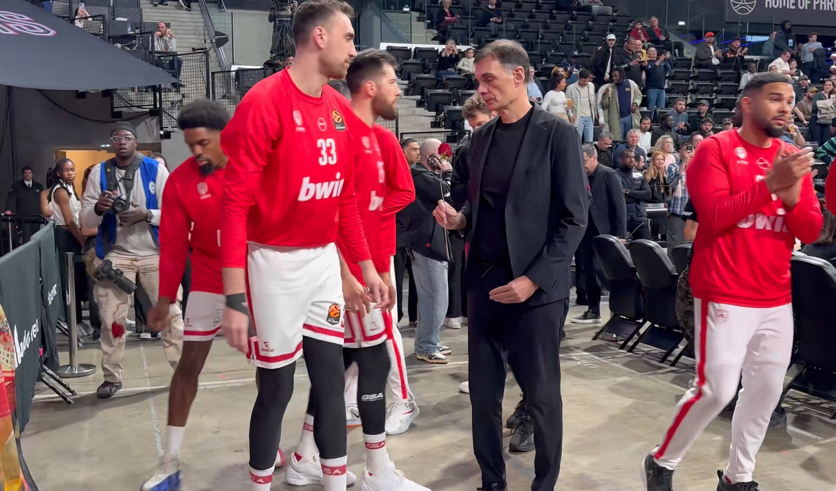 Οι παίκτες και το επιτελείο του Ολυμπιακού άφησαν τριαντάφυλλα στη μνήμη φίλου της ομάδας