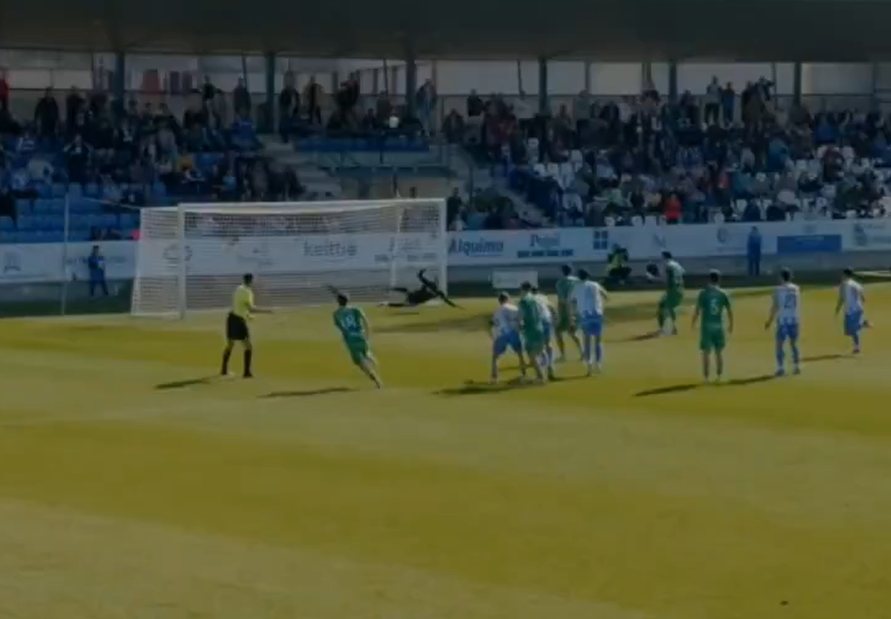 Το χειρότερο πέναλτι στην ιστορία: Ποδοσφαιριστής έστειλε την μπάλα έξω απ' το γήπεδο (video)