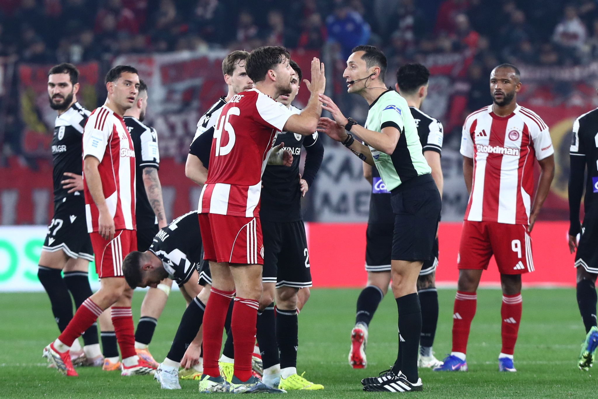 Ένταση μεταξύ των ποδοσφαιριστών στο ντέρμπι Ολυμπιακός - ΠΑΟΚ (photos)