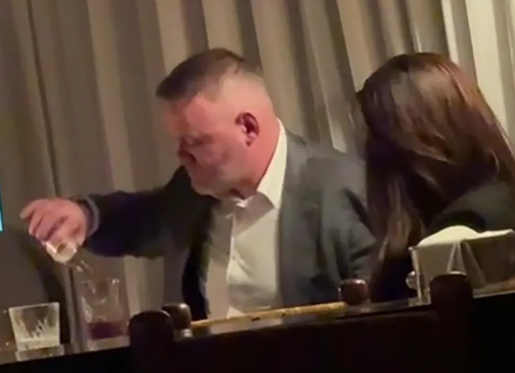 «Διασκέδαζε με δυο γυναίκες, φαινόταν να έχει πιει αρκετά και του έπεφτε το παντελόνι» - Σάλος με  διάσημο πρώην ποδοσφαιριστή