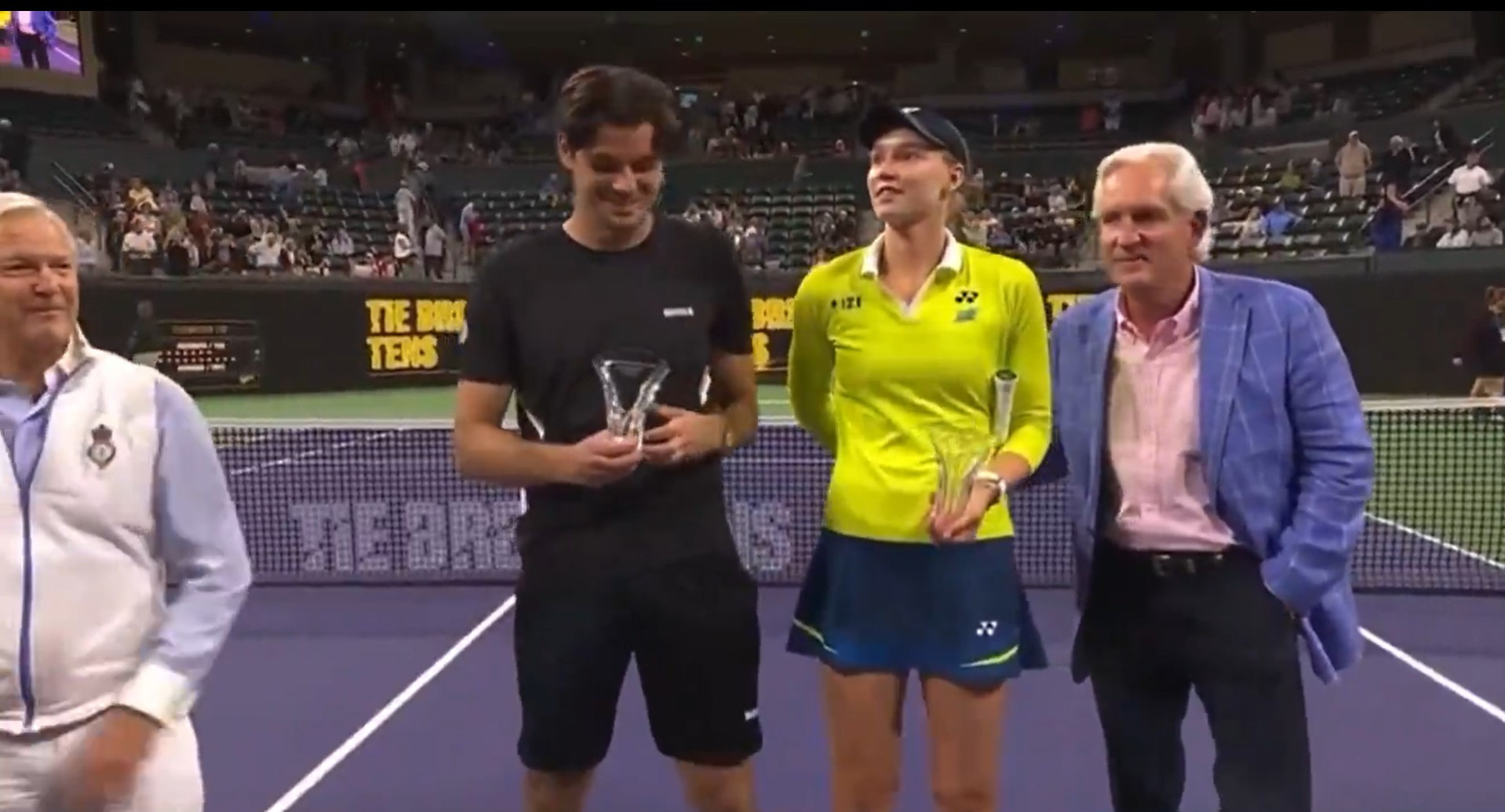 Η Ριμπάκινα έβγαλε το χέρι ενός άνδρα από τη μέση της κατά τη διάρκεια της απονομής τροπαίου (video)