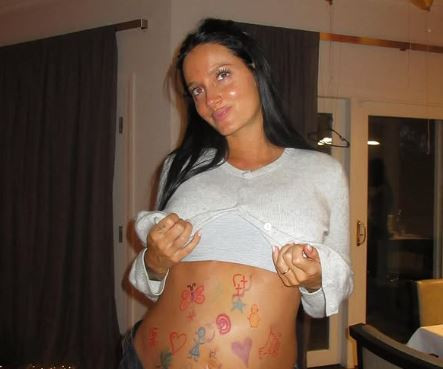 Μπήκε το γκολ και έσπασαν τα νερά - Η σύζυγος του διάσημου ποδοσφαιριστή παραλίγο να γεννήσει στις εξέδρες την ώρα του αγώνα