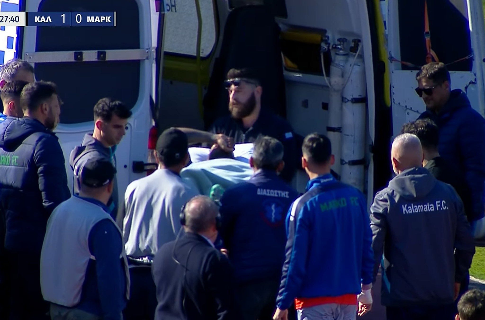 Σοβαρός τραυματισμός για Σεμπά - Εφυγε με ασθενοφόρο από το γήπεδο (video)