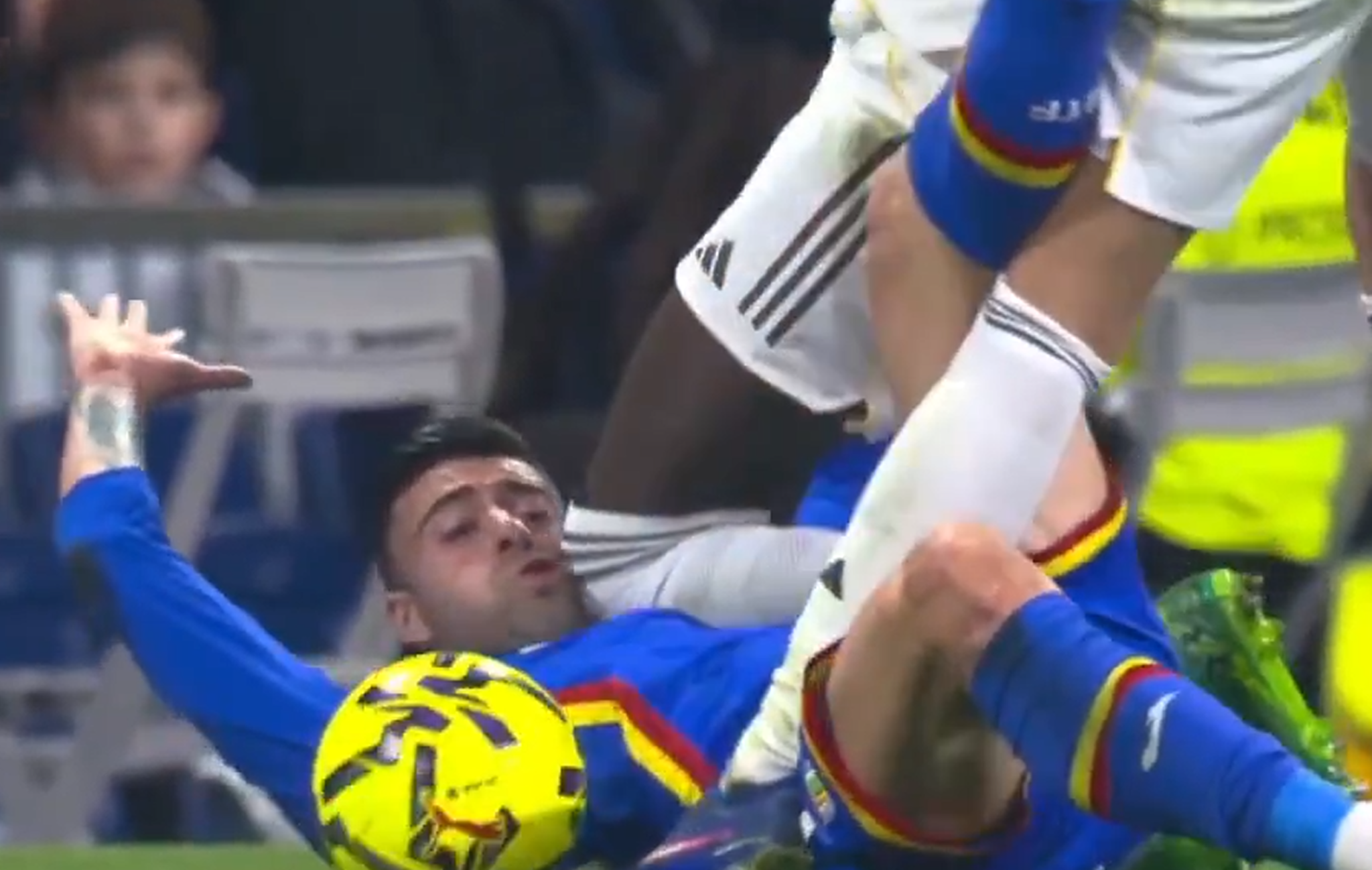 Αδιανόητο μαρκάρισμα από τον Ρούντιγκερ - Πάτησε με το γόνατο το πρόσωπο του αντιπάλου του και δεν πήρε ούτε κάρτα