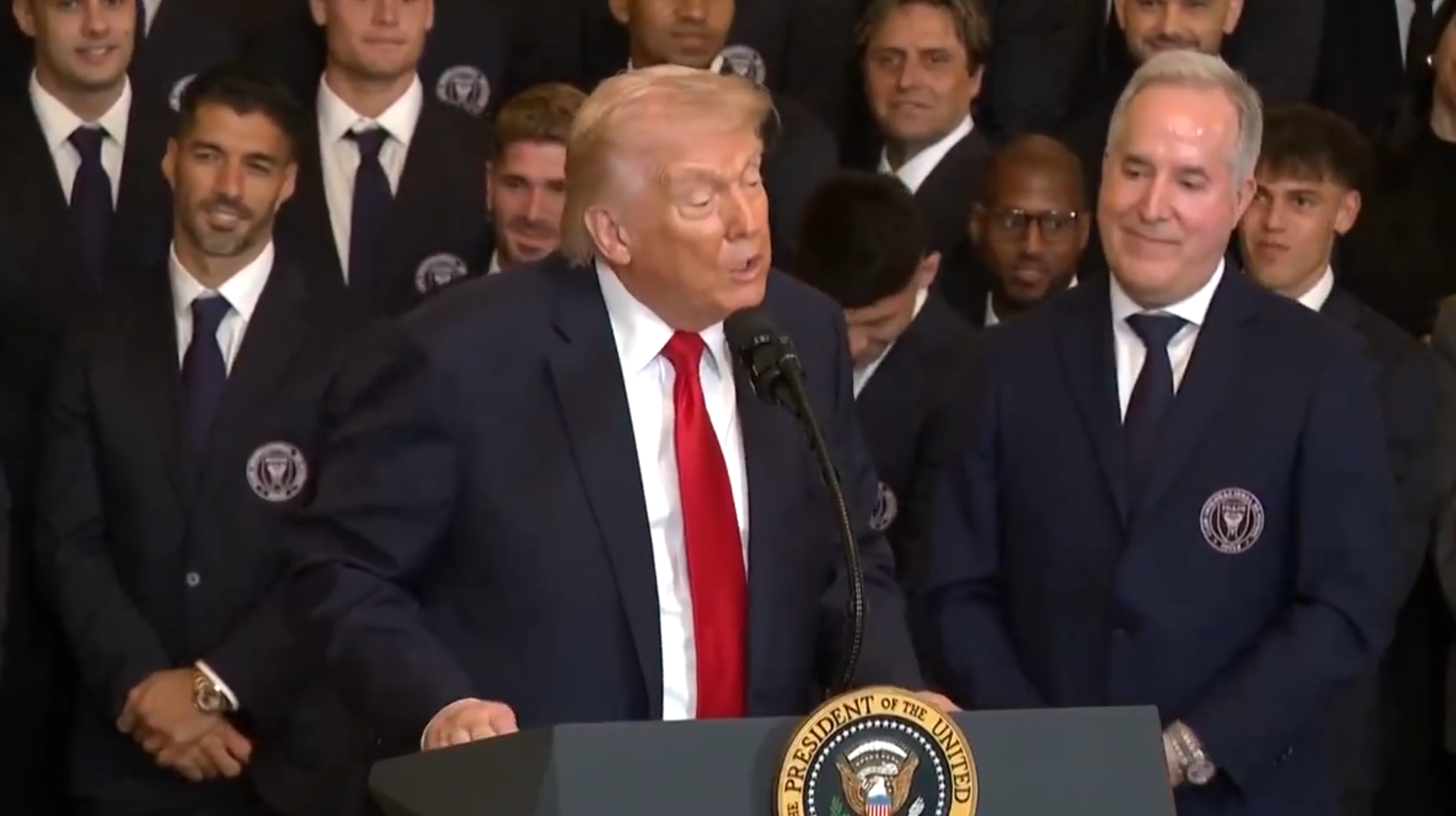 Ποιος είναι ο πρώην προπονητής των Άρη και Ηρακλή που βρέθηκε στην εκδήλωση του Τραμπ δίπλα στον Μέσι