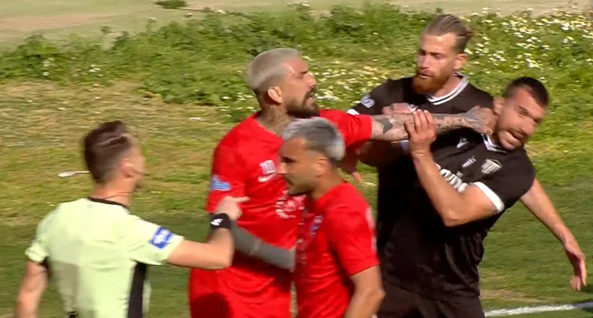 Μεγάλη ένταση στο Πανιώνιος - Καλαμάτα και κόκκινη στον Κολοβό για χτύπημα