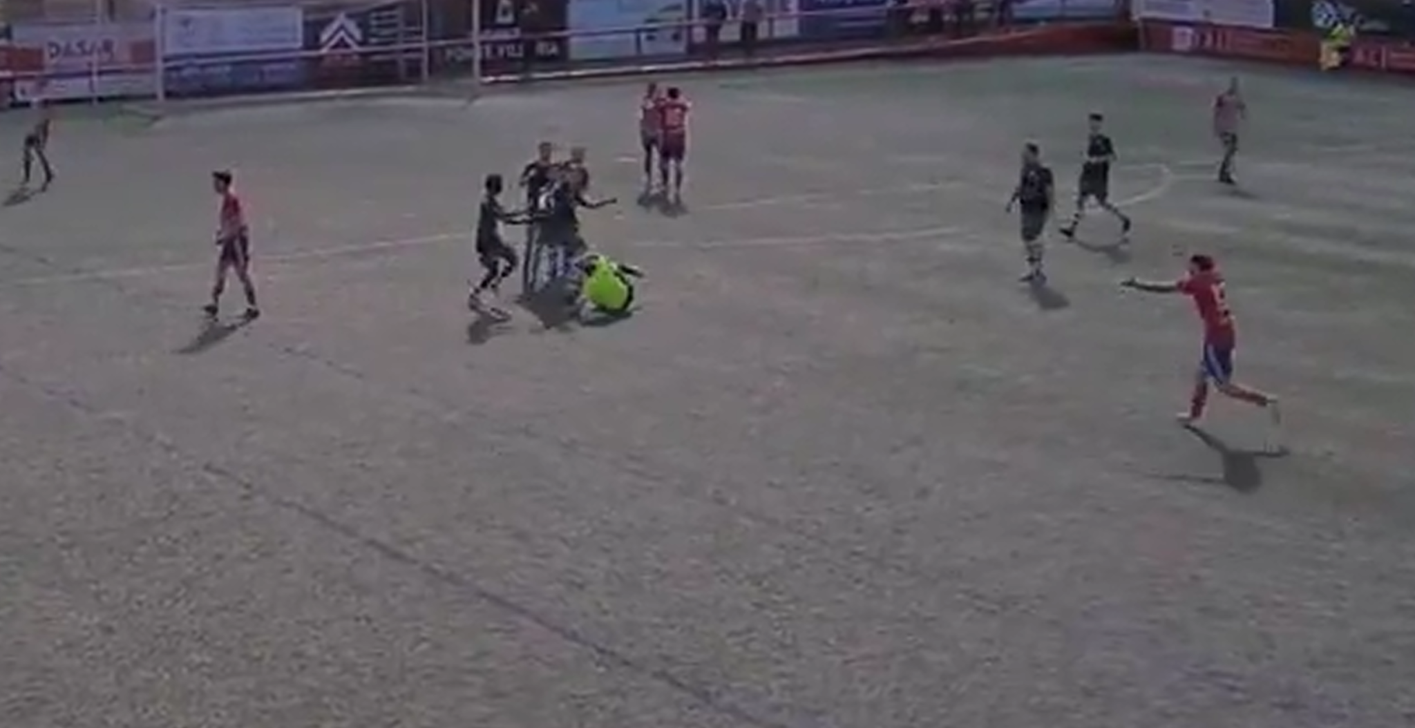 Τρομερό περιστατικό στην Ισπανία - Παίκτης γρονθοκόπησε διαιτητή και η ομάδα του τον υπερασπίστηκε