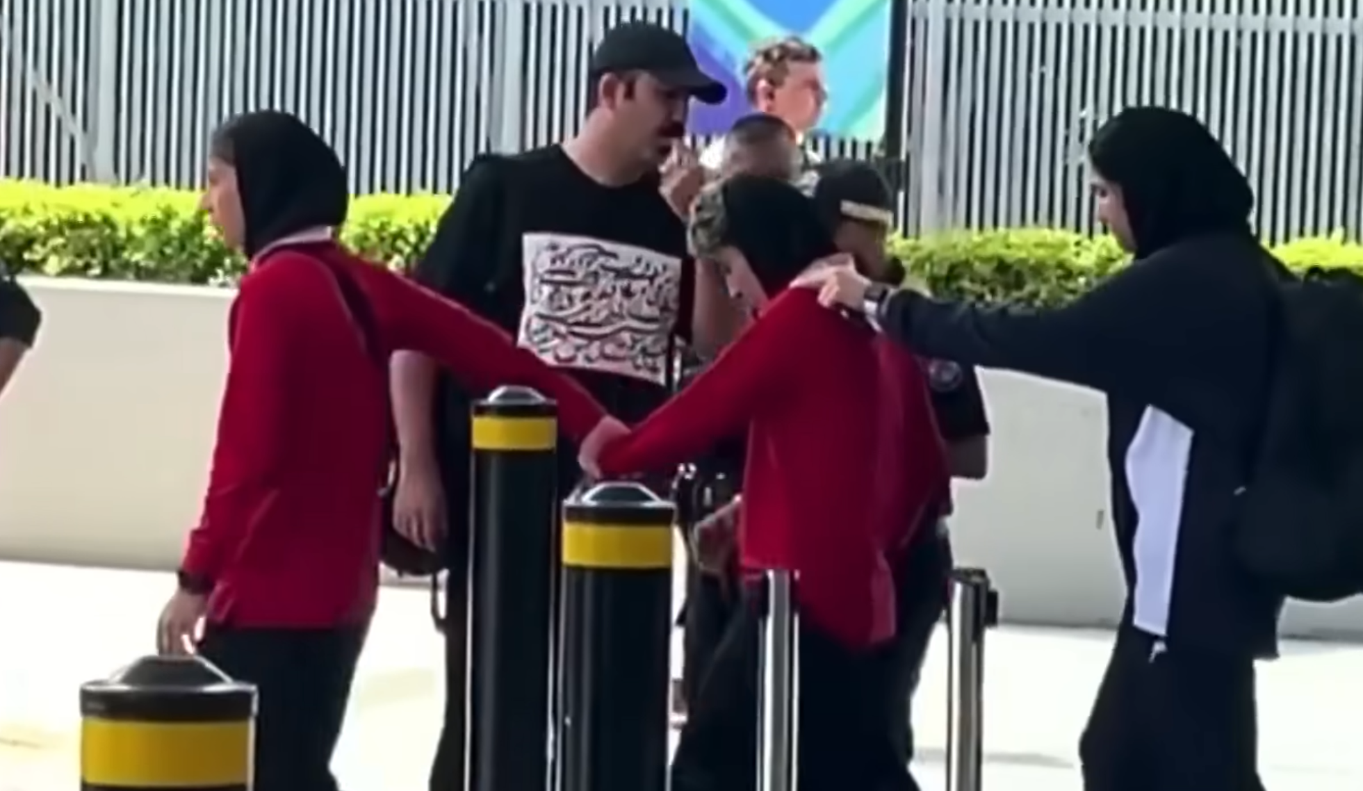 Συγκλονιστικές εικόνες - Η στιγμή που οι παίκτριες του Ιράν δραπέτευσαν για να ζητήσουν άσυλο στην Αυστραλία (video)