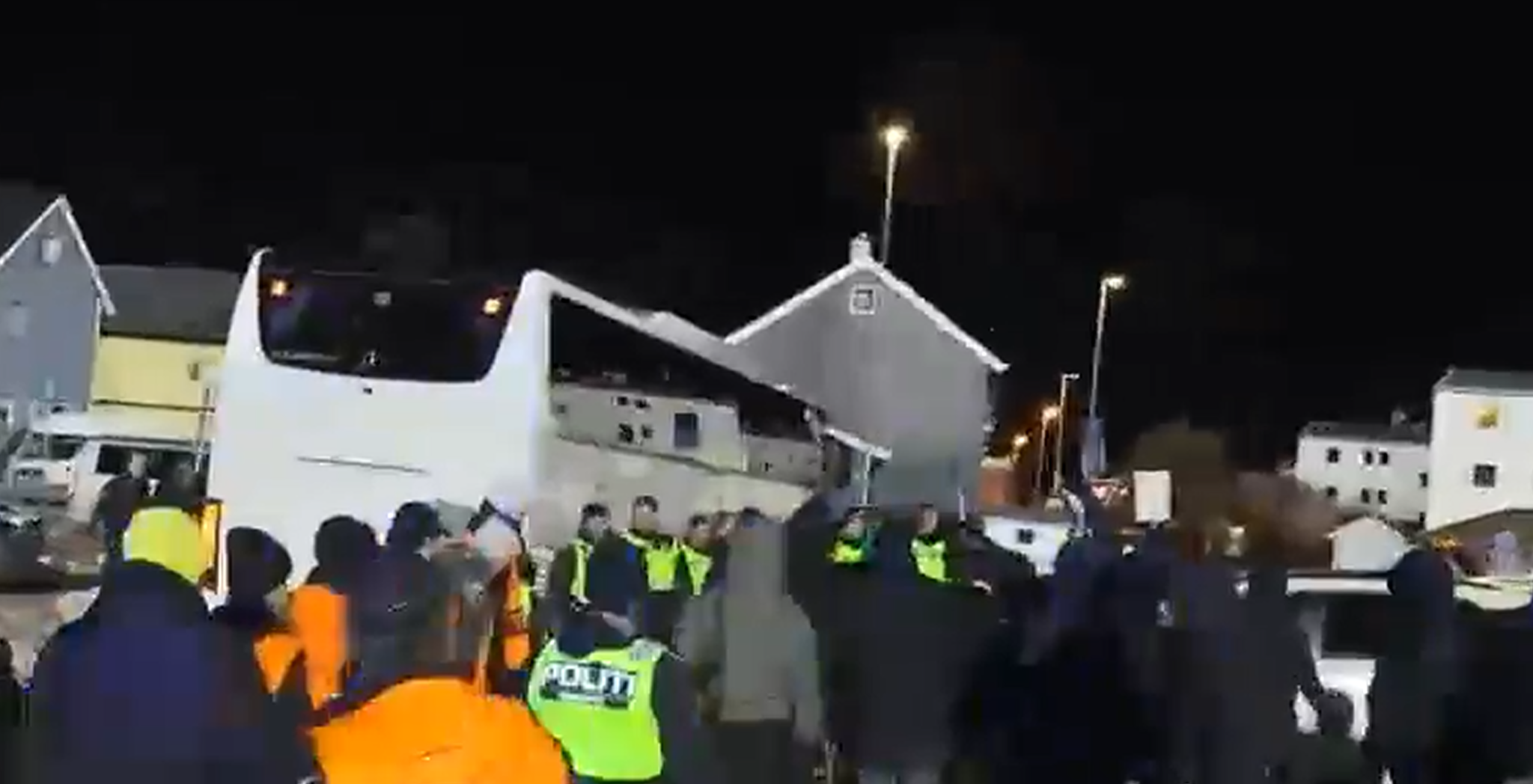 Χαμός στην Σπόρτινγκ μετά την ήττα από την Μπόντο - Οπαδοί την «έπεσαν» στους παίκτες στο πάρκινγκ (video)