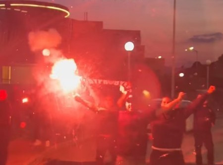 Οι παίκτες της Καλαμάτας κατέβηκαν στα Μέγαρα και πανηγύριζαν με καπνογόνα (video)