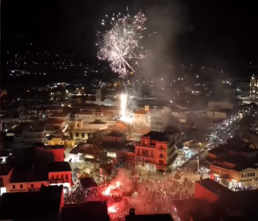 Πάρτι στην πλατεία της Καλαμάτας - Παίκτες και κόσμος τραγουδούν: «Ερχόμαστε, μαύρη ολέ, ολέ, ολέ»! (videos, photos)