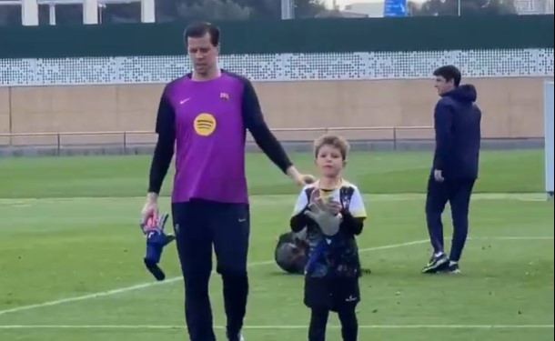 Ο γιος του Σέζνι πήγε στη προπόνηση της Μπαρτσελόνα και «προκάλεσε» σε πέναλτι τον πατέρα του (video)