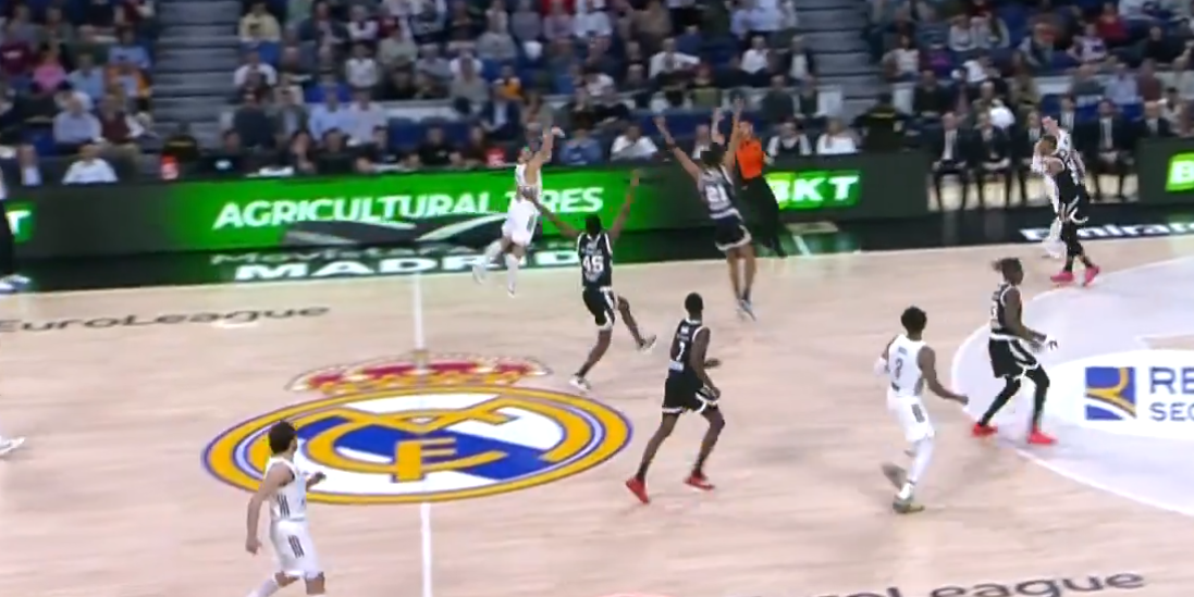 Το buzzer-beater ημιχρόνου του Καμπάτσο από το κέντρο (video)