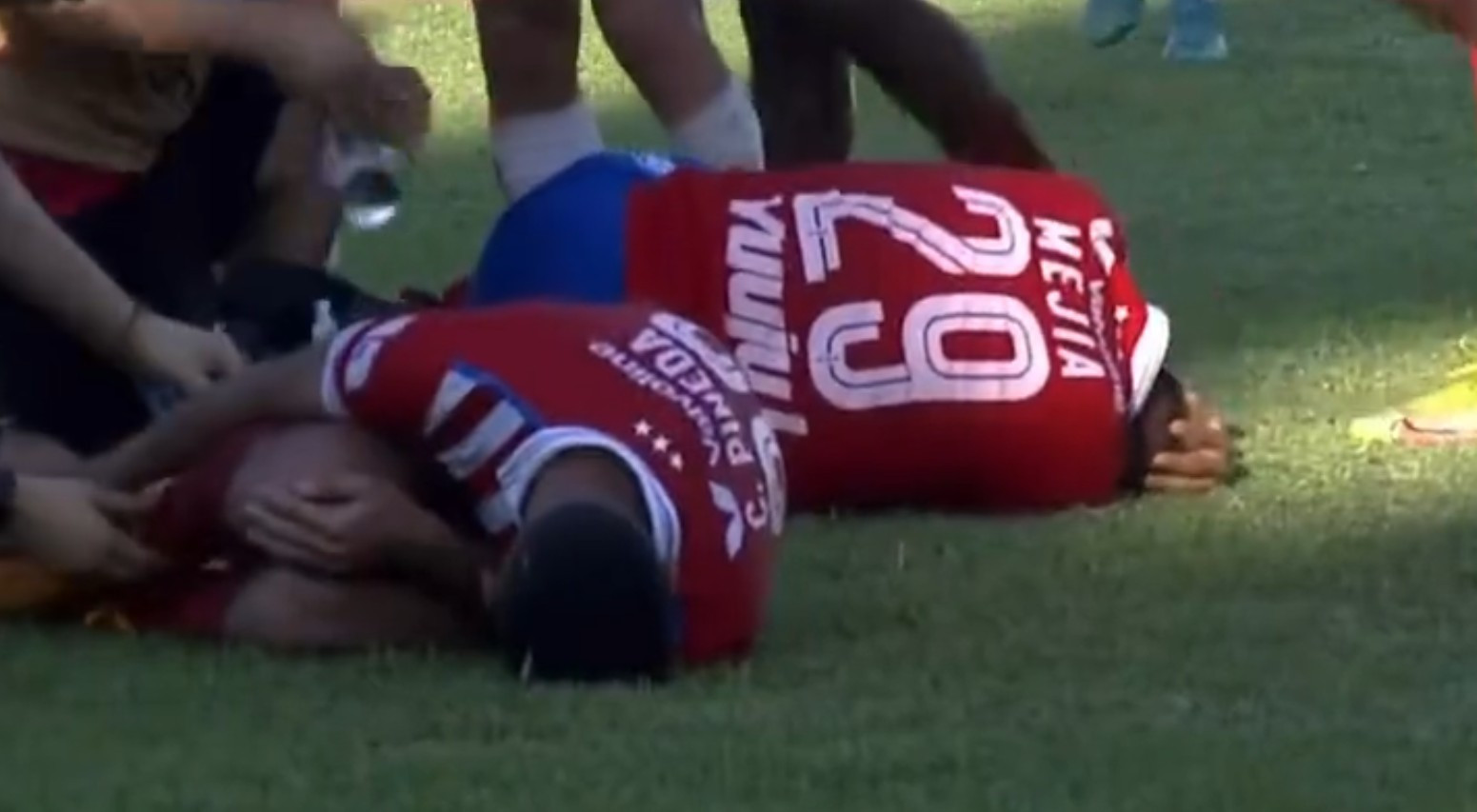 Αν υπήρχε… πιο κόκκινη κάρτα θα την έπαιρνε - Εγκληματικό τάκλιν σακάτεψε δύο παίκτες ταυτόχρονα (video)