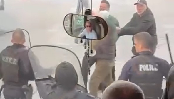 To video της επίθεσης οπαδών στο πούλμαν της ομάδας γυναικών του Ολυμπιακού μετά το ματς με τον Παναθηναϊκό